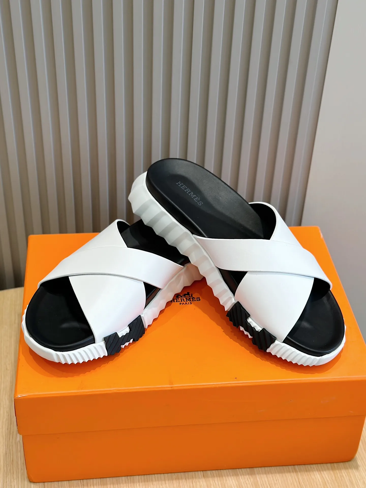 Factory price: 360💰Hermès [HERMÈS] Top Herme*H Home Hermès Men's Sandals and Slippers-Original Reproduction. Purchase the original version and make it one to one. The outsole is privately molded. The color of the outsole corresponding to each color is the same as the original version. Come to those who know the stuff 💪 The ultra-light soles are designed in contrasting colors, and they feel so comfortable on your feet! Calfskin, cowhide feet, private model outsole. Size: 39-44 (customized at 38.45)